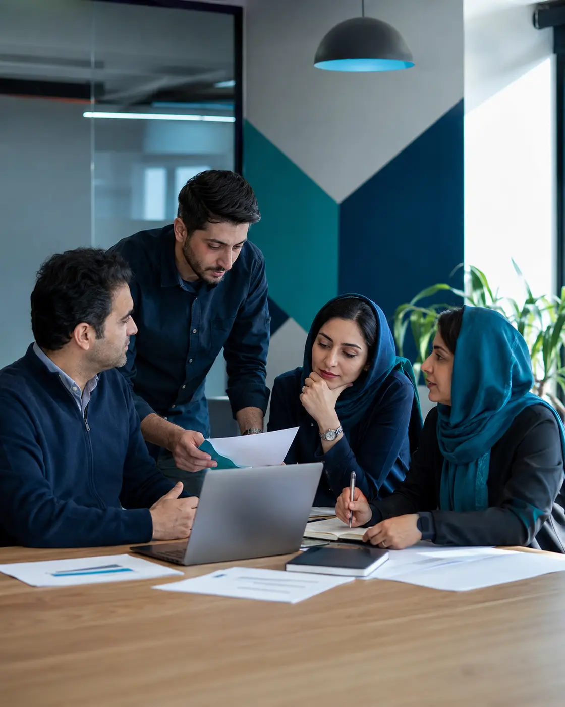 تیم ایرانی متخصص در حال بررسی برنامه توسعه کسب‌وکار